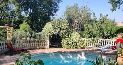 Agréable Studio Dans Jardin Paysager Avec Piscine et Grande Cuisine D'été