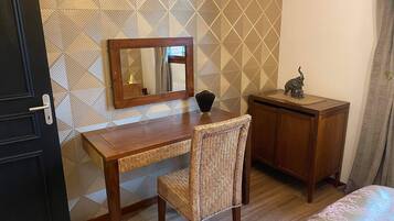 4 dormitoris, planxa i posts de planxar, wifi gratuïta i roba de llit