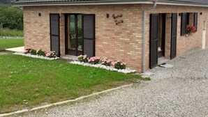 A small brick building with a tiled roof, two doors, and a sign that reads "Prima Luca". - Gîte "prima Luce" (Preures)