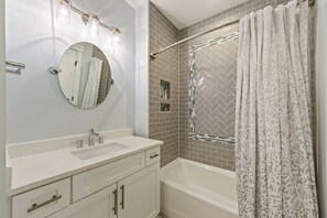 Ensemble baignoire-douche, séchoir à cheveux, serviettes fournies