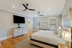 5 Schlafzimmer, Schreibtisch, Bügeleisen/Bügelbrett, WLAN