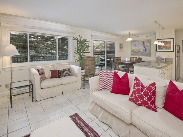 Condo (Vantage Point Condo 307) | Living room | TV, fireplace