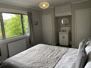 3 عدّة غرف نوم ومكواة/لوح كي وسرير سفر وواي فاي