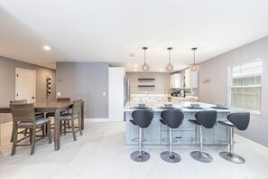 Dining - 3 Bedroom 2 Bath Newly Renovated with pool (Naples)