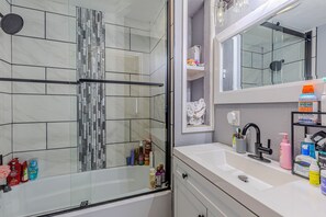 Baignoire, sèche-cheveux, serviettes fournies, papier toilette
