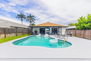 Outdoor pool - 3 Bedroom 2 Bath Newly Renovated with pool (Naples)