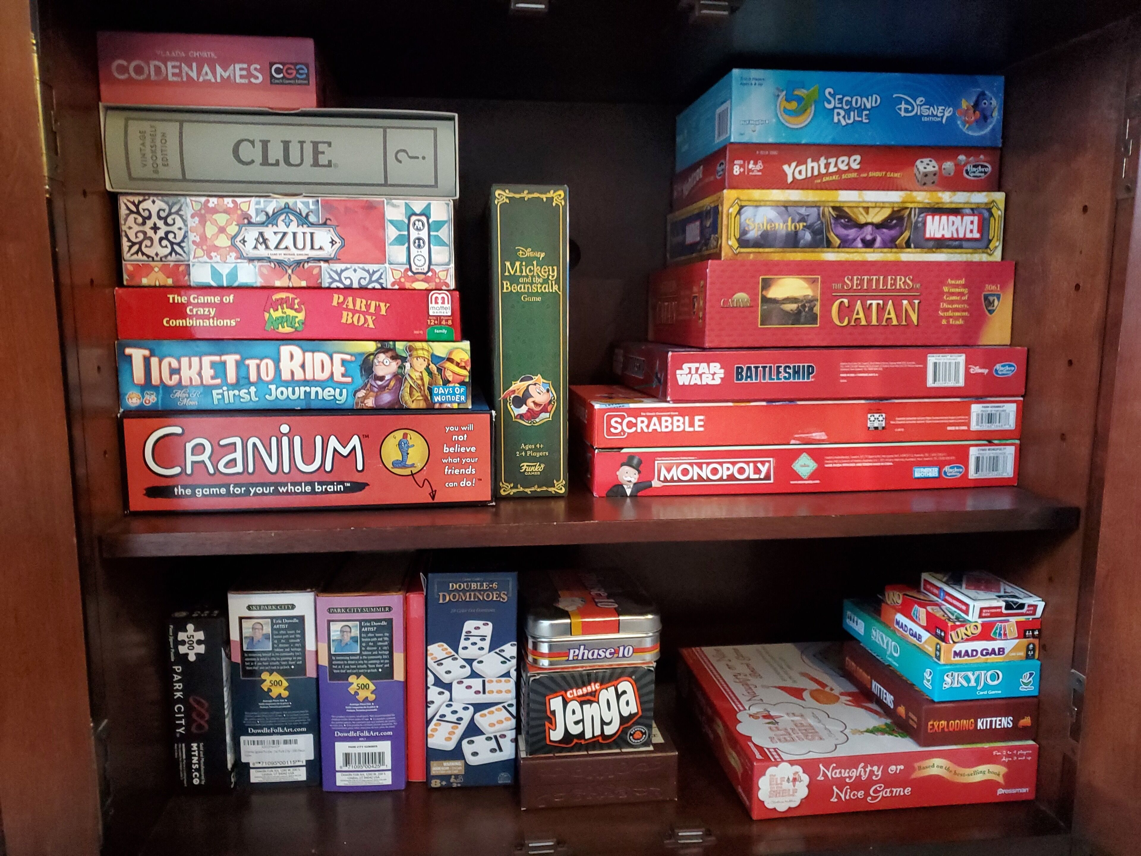 Ein Regal mit verschiedenen Gesellschaftsspielen und Puzzles.