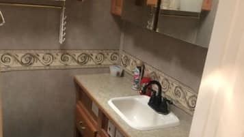 Ducha, jabón y papel higiénico
