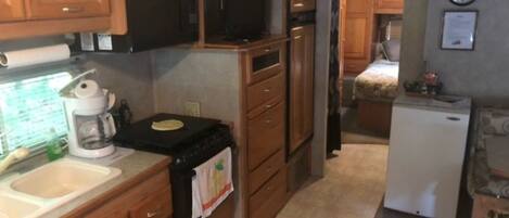 ميكروويف، محمصة خبز، مائدة طعام