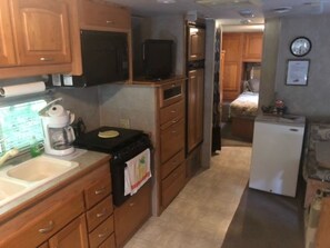 Mikroaaltouuni, leivänpaahdin, ruokailupöytä