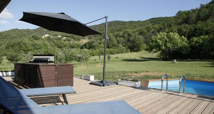 Villa in the Provencal countryside with pool.