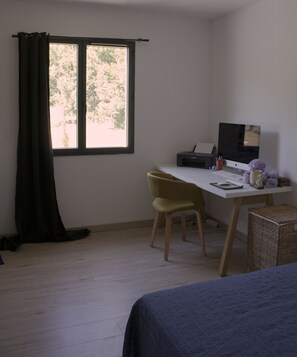 2 bedrooms, iron/ironing board, free WiFi, bed sheets