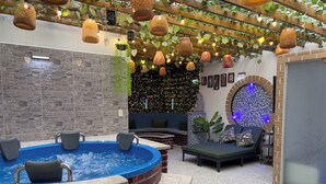 A spa area with a hot tub, seating, and decorative lighting. - Modern Luxurious Apt With Spa Near Chipichape (Cali)