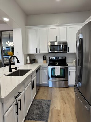 Kühlschrank, Mikrowelle, Ofen, Herdplatte