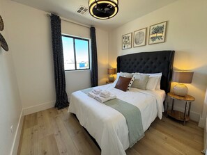 4 Schlafzimmer, Schreibtisch, Bügeleisen/Bügelbrett, Reisekinderbett