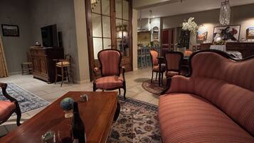 TV connectée, cheminée, livres, chaîne hi-fi