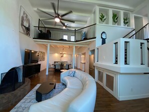 Smart TV, lareira, livros, impressoras