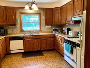 Refrigerador, microondas, horno y parrilla de estufa 