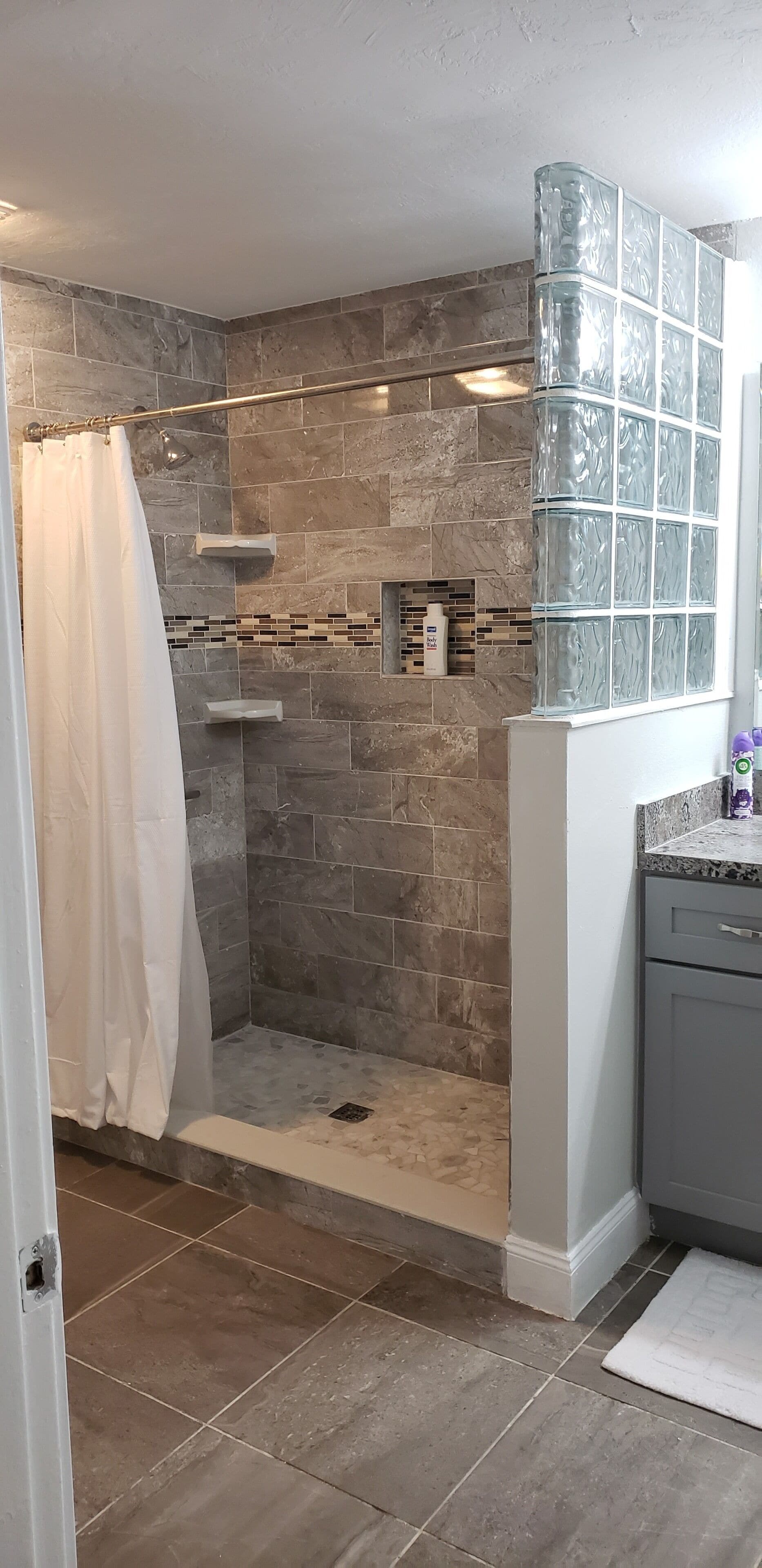 Combined shower/tub, jetted tub, hair dryer, towels
