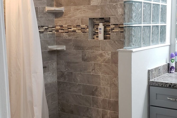 Combined shower/bathtub, jetted bath, hair dryer, towels