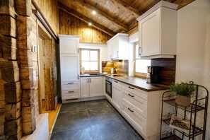 Refrigerador, parrilla de estufa, lavavajillas y cafetera y tetera 