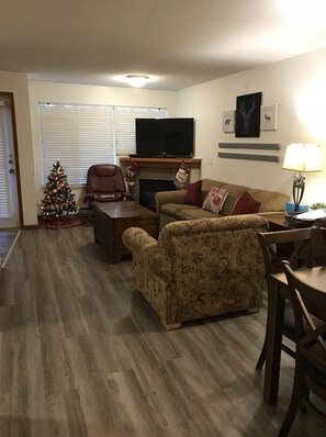 Smart TV, fireplace, Netflix, DVD player - Lagoons Family Retreat (Whistler)