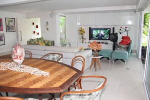 Smart-tv, bøger, kontorer