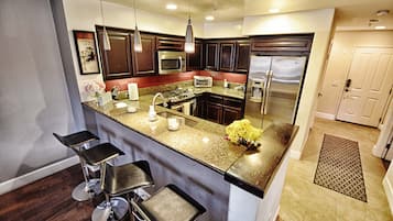 Geladeira, micro-ondas, fogão, cooktop