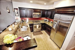 Geladeira, micro-ondas, fogão, cooktop