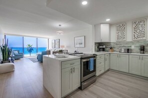 Een koelkast, een microgolfoven, een oven, een kookplaat