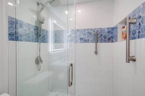 Ensemble douche/baignoire, sèche-cheveux, serviettes fournies, savon