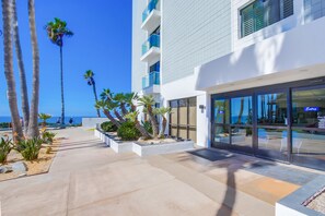 Exterior detail - New photos! Oceanfront condo with parking and pool (San Diego)