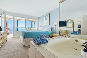 2 bedrooms, iron/ironing board, free WiFi, bed sheets - New photos! Oceanfront condo with parking and pool (San Diego)