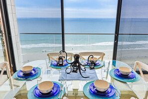 Dining - New photos! Oceanfront condo with parking and pool (San Diego)