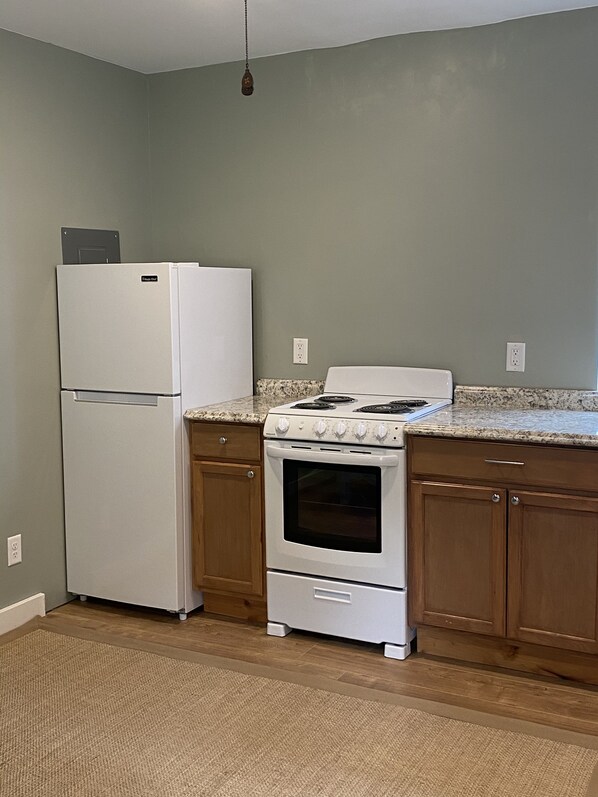 ثلاجة، ميكروويف، فرن، موقد طهي مسطح