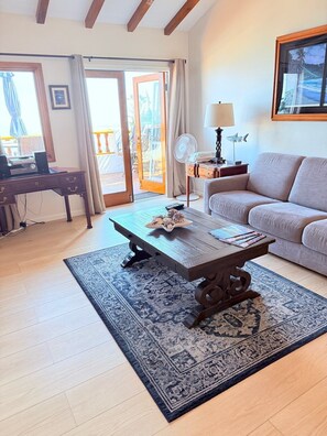 Living area - Cozy 1bd Oceanfront balcony view and golf cart (Avalon)