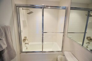 Ducha y bañera combinadas, secador de pelo, toallas y jabón
