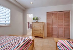 2 soverom, skrivebord, strykejern/-brett og reiseseng for barn