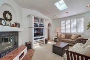 Fireplace, books, stereo, printers - Pacific OB Paradise: Walk to the beach! (San Diego)