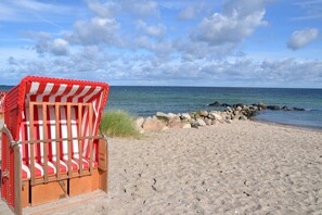 En la playa y camastros