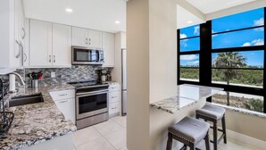 Condo, 1 giường cỡ king và sofa giường (Beachfront condo with wrap around bal) | Bếp riêng
