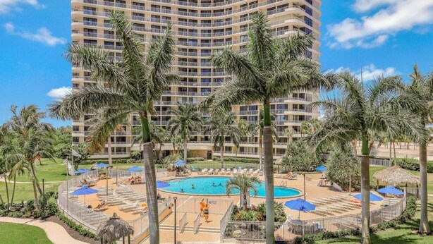 Condo, 1 giường cỡ king và sofa giường (Beachfront condo with wrap around bal) | Hồ bơi