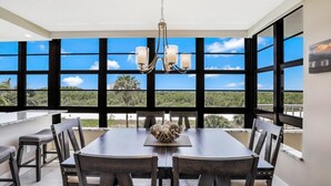 Condo, 1 giường cỡ king và sofa giường (Beachfront condo with wrap around bal) | Khu ăn uống