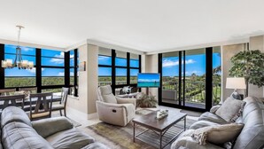 Condo, 1 giường cỡ king và sofa giường (Beachfront condo with wrap around bal) | Phòng khách