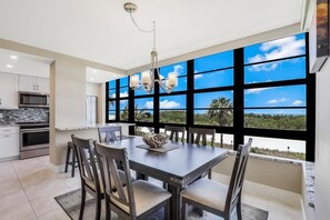 Condo, 1 très grand lit et 1 canapé-lit (Beachfront condo with wrap around bal) | Cuisine privée