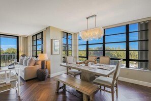Appart'hôtel, 2 grands lits (Beachfront condo with two balconies, ) | Salle de séjour