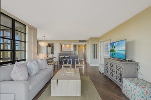 Appart'hôtel, 2 grands lits (Beachfront condo with two balconies, ) | Salle de séjour