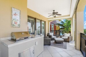 Condo, varias camas (Esplanade II 407) | Balcón