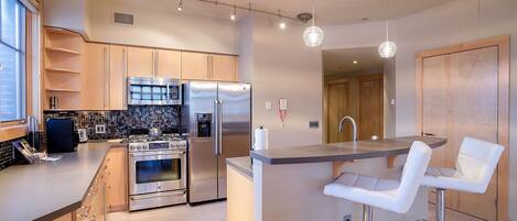 Kühlschrank, Ofen, Herdplatte, Wasserkocher mit Kaffee-/Teezubehör