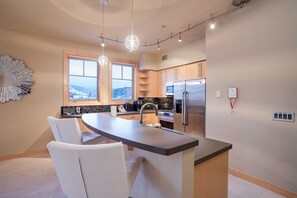 Fridge, oven, stovetop, coffee/tea maker - ALP2C | Downtown | Walk to Shops | Free City Bus | Ski Locker at Base (Steamboat Springs)